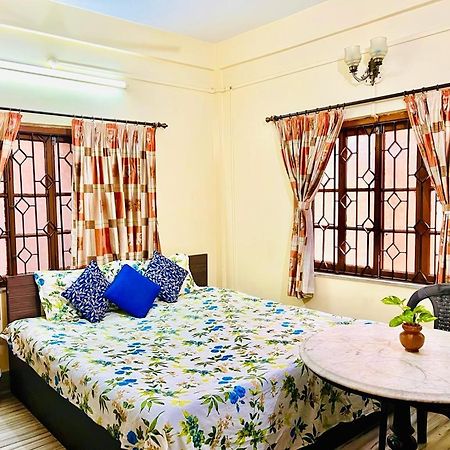 Spacious Apt With Antique Furniture ,Ac & Kitchen Kolkata Exterior photo