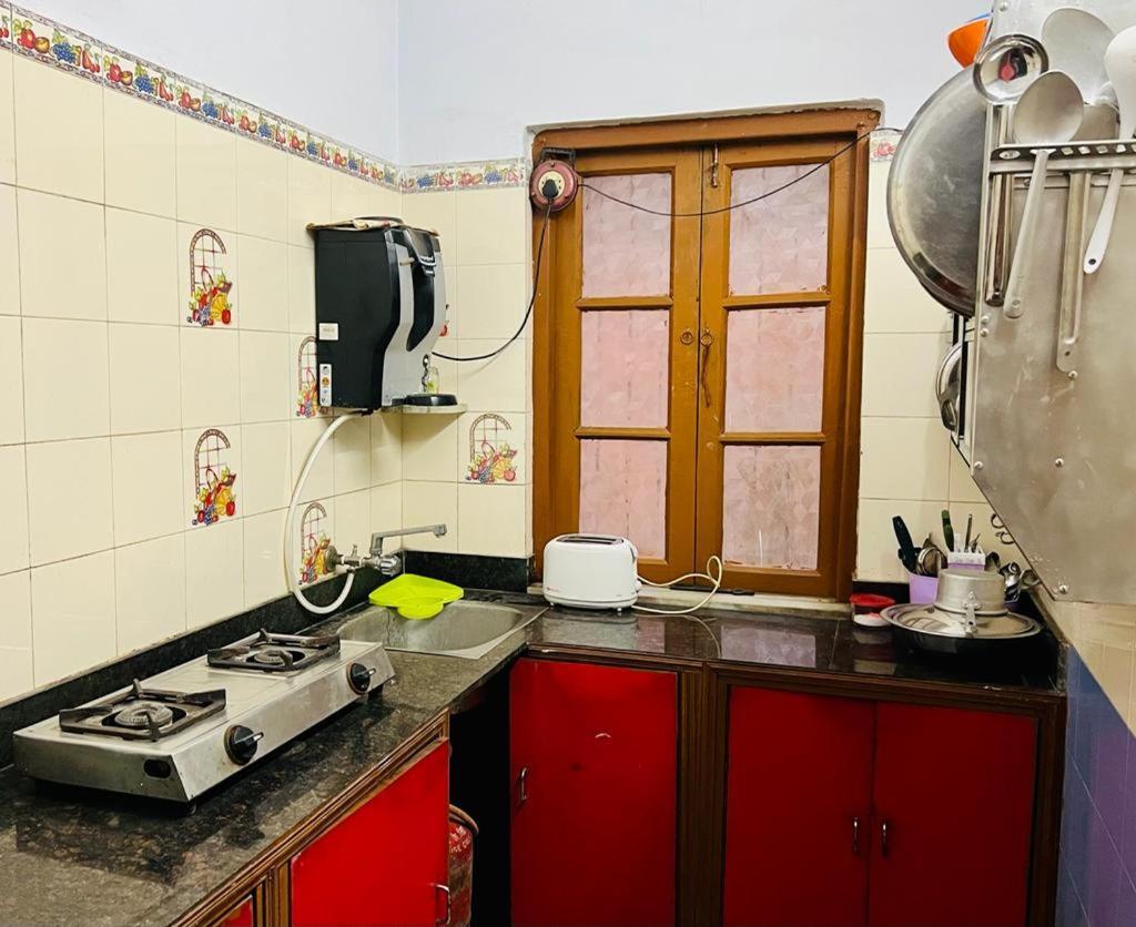 Spacious Apt With Antique Furniture ,Ac & Kitchen Kolkata Exterior photo