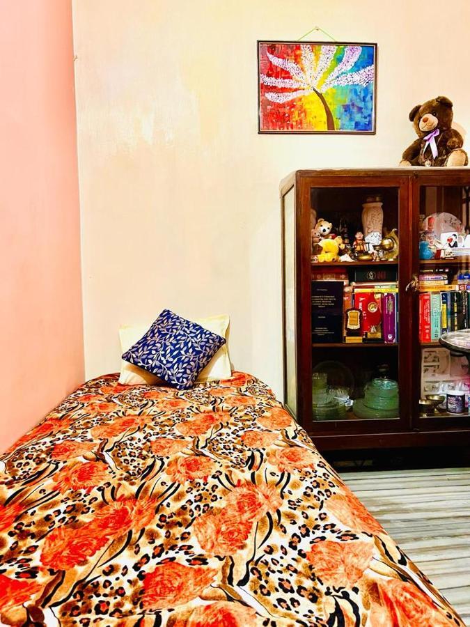 Spacious Apt With Antique Furniture ,Ac & Kitchen Kolkata Exterior photo
